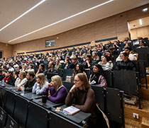 Studierende während der Einführungsveranstaltung in Hörsaal/H7